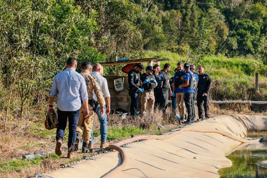 polícia no local onde o corpo foi achado