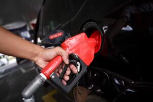 Gasolina E32 começa a ser vendida: veja o que muda no seu carro