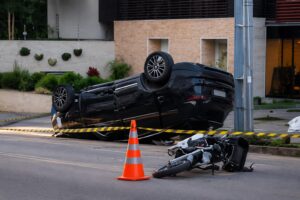 Jovem morre em grave acidente entre carro e moto na Avenida Batel